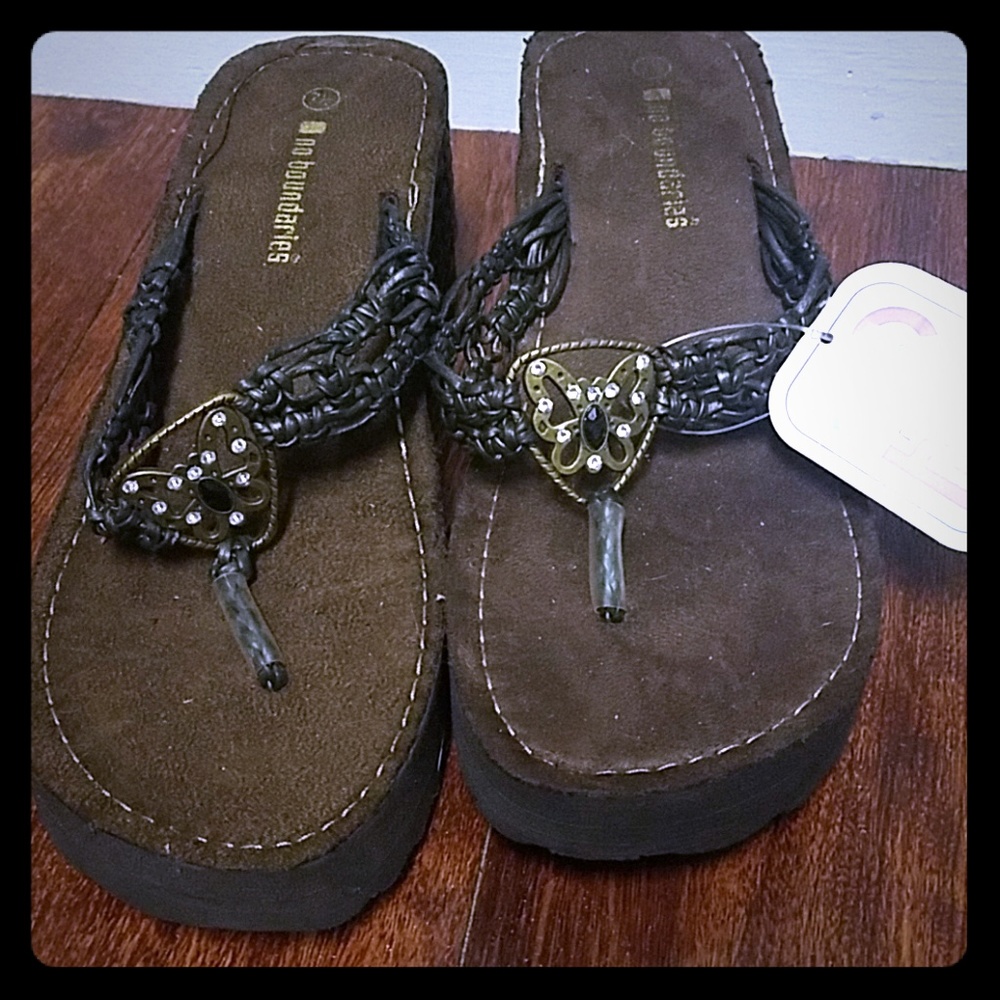 NEW! No Boundaries Heeled Flip flops